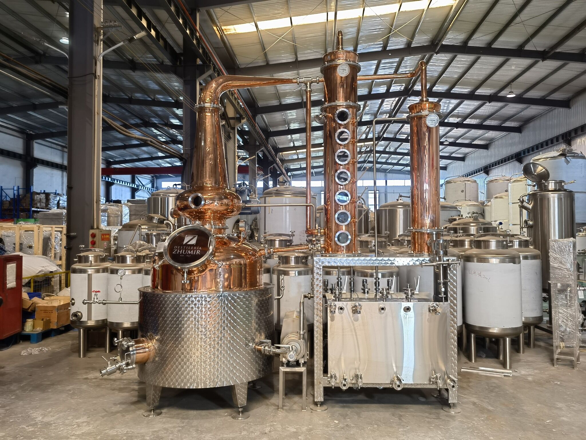 Why are distilleries usually equipped with a buffer tank to store lautered wort?